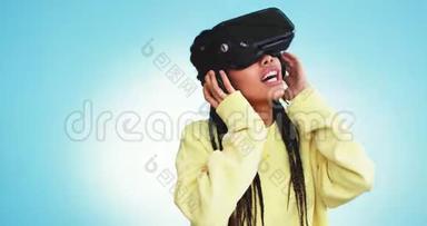 用虚拟现实眼镜在演播室里一边玩一边跳舞一边微笑着一位非洲美女