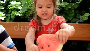 有趣的肖像，一个令人难以置信的美丽的小女孩吃西瓜，健康的水果小吃，可爱的蹒跚学步的孩子