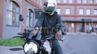 戴着皮手套和黑色帽衫的比基尼开摩托车