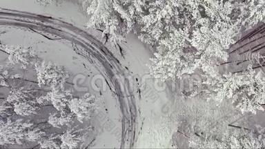 冬季雪林中的乡村道路，从无人机上鸟瞰。 冬季风景。
