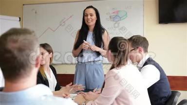 女教师辅导导师领导发言授课多样化职工学员实习生在集团办公会议.. 行政