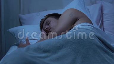 人静静地睡在干净而新鲜的床上用品上，良好的睡眠条件，矫形器