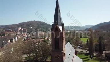 德国<strong>哥特</strong>式建筑的一座古老教堂的空中镜头，4k