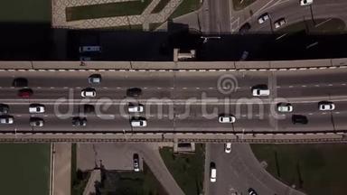 无人机`视野-4K道路鸟瞰城市<strong>交通堵塞</strong>在一座<strong>汽车</strong>桥上。