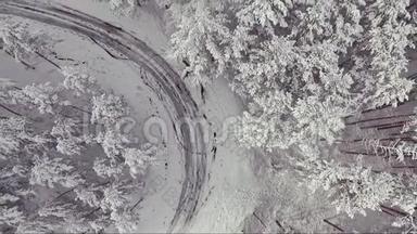 冬季雪林中的乡村道路，从无人机上鸟瞰。 冬季风景。