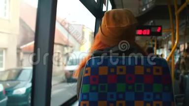 <strong>公共交通工具</strong>的乘客向窗外看。