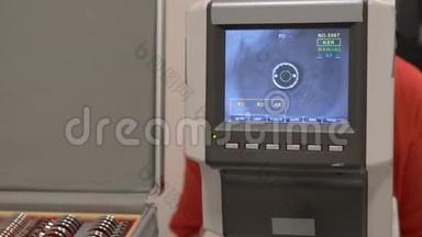 慢动作眼闪烁眼检查现代自动拖拉机计算机控制的机器。 医疗服务