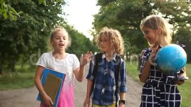 三个学生上学。 一个男孩和两个女孩带着圆木、书和一个大地球仪上学