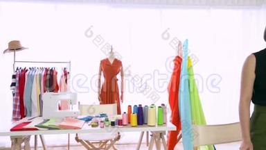 小企业，服装店。 年轻的亚洲女人在展示服装店