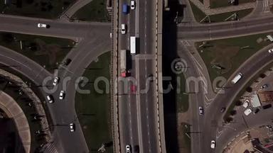 无人机`视野-4K空中俯视城市交通堵塞在一座汽车桥上。