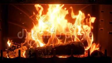 在壁炉里<strong>燃烧</strong>木头的慢动作视频。 火焰和浓烟缓慢<strong>燃烧</strong>