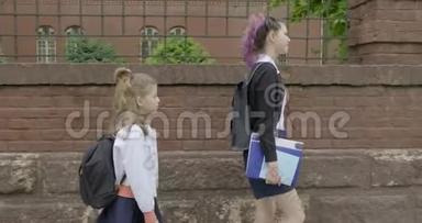 两个女孩上学，穿着校服带背包的孩子