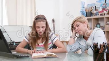 十几岁的女孩在认真听的时候给母亲读一篇课文