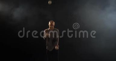 舞台上的魔术师用7球-4k的慢动作表演魔术.