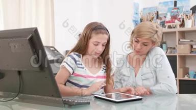 少女在母亲看着屏幕时，她在屏幕上滑动平板电脑