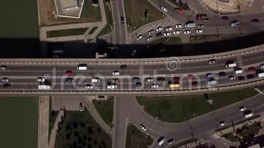 无人机`视野-4K城市道路上方的城市<strong>交通堵塞</strong>在一座<strong>汽车</strong>桥上。