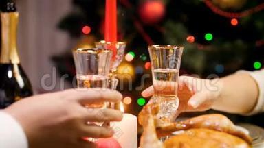 特写慢动作视频浪漫的年轻夫妇在<strong>庆祝</strong>圣诞节时喝香槟和<strong>碰杯</strong>