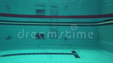 专业游泳池游泳，女子游泳运动员在游泳池边进行浮球训练时跳水
