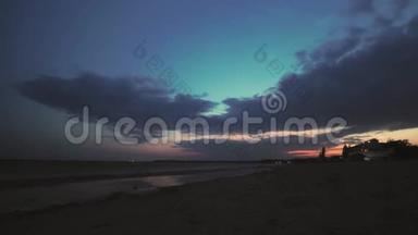 时间推移：日落反射在潮湿的沙滩上，海浪和海鸥来袭。 缓存的前景日志添加
