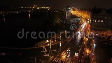 布拉格夜雨高速公路。 车灯在道路上，美丽的景色在夜晚城堡普拉茨斯基赫拉德。 时间推移