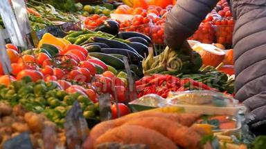 女人选择绿色。 大城市的菜市场.. 各种蔬菜和水果的巨大选择。 健康清新