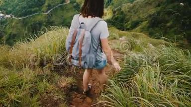 后景年轻的旅游妇女背着背包踏下陡峭的山路，史诗般的斯里兰卡慢动作景色