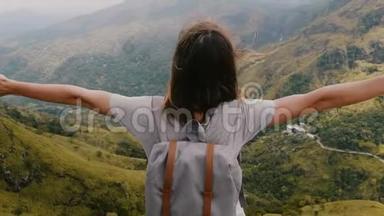 近距离后景，<strong>兴</strong>奋的年轻旅游妇女，背包<strong>张</strong>开双臂，观看斯里兰卡史诗般的山景