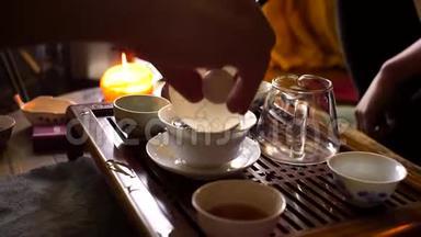 在中国<strong>传统</strong>的茶道中，一个人用一个木制的贡夫茶桌和茶，用一个陶制<strong>茶壶</strong>倒红茶