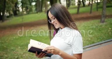 公园女学生散步及阅读书籍