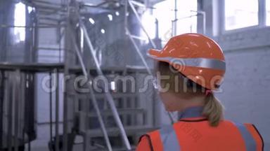 女技术专业，<strong>女工</strong>程师，<strong>女工</strong>程师，带平板头盔，负责工厂设备的控制