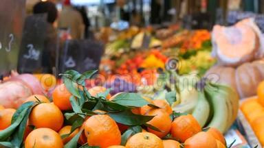 在前景橘子与绿叶和异国水果。 蔬<strong>菜市场</strong>。 各种蔬菜种类繁多