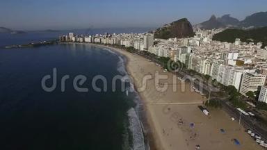 美丽的热带海滩景观，山脉，豪华建筑在<strong>科帕卡巴纳</strong>海滩，里约热内卢，巴西。