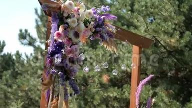 婚礼婚礼仪式的地点。 在一个美丽的绿色公园里，用鲜花装饰的木制婚礼拱门。