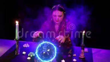 桌上的一个吉普赛人正在用一个水晶球进行魔法，它会发出电火花和气泡