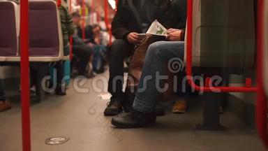 乘公共交通工具坐火车车厢看书的人。