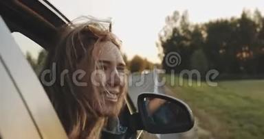 年轻女子乘汽车或露营车旅行的电影励志视频，打开窗户呼吸新鲜空气