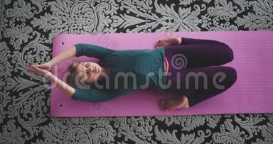 冥想时间女士在家里在<strong>垫</strong>子上练习<strong>瑜伽</strong>，从高处捕捉视频，女士做<strong>瑜伽</strong>练习