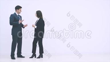 洽谈业务合作伙伴.. 穿西装的男人和女人用手势说话。