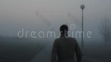 清晨，寂寞的人走在朦胧的路上。 2.那家伙在灯笼下面的雾里走