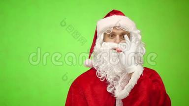 圣诞老人带着派对<strong>吹口</strong>哨准备圣诞庆祝。圣诞老人庆祝寒假。彩色键