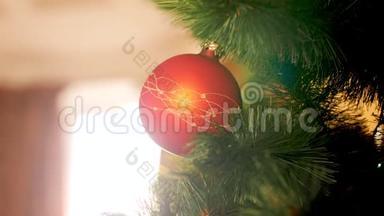 起居室的大窗户上挂在圣诞树上的红宝贝特写4k视频