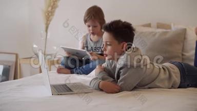 父母的男孩早上`笔记本电脑和平板电脑睡觉。 <strong>兄弟玩</strong>电脑游戏。 <strong>兄弟</strong>姐妹和小<strong>玩</strong>意。