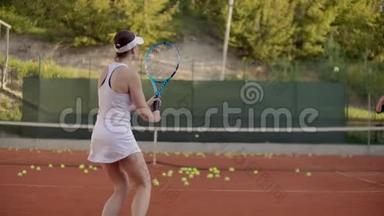 慢动作：职业网球运动员女子下午在球场上<strong>打球</strong>。