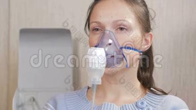 在家拿着吸入器的面罩的年轻女人。 通过<strong>雾化</strong>器治疗气道炎症。 预防哮喘