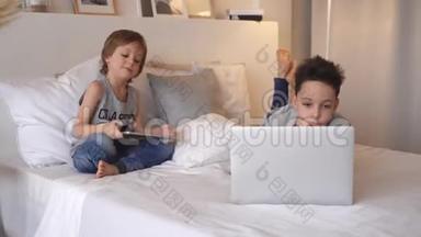 父母的男孩早上`笔记本<strong>电脑</strong>和平板<strong>电脑</strong>睡觉。 兄弟<strong>玩电脑</strong>游戏。 兄弟姐妹和小<strong>玩</strong>意。