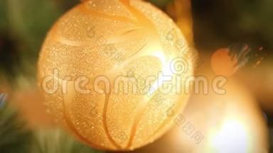 圣诞树枝上挂着闪光的美丽金球4k视频