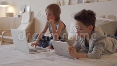 父母的男孩早上`笔记本电脑和平板电脑睡觉。 <strong>兄弟玩</strong>电脑游戏。 <strong>兄弟</strong>姐妹和小<strong>玩</strong>意。