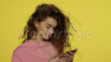 微笑的女人在手机上打手势。 年轻女子在智能手机上拍照
