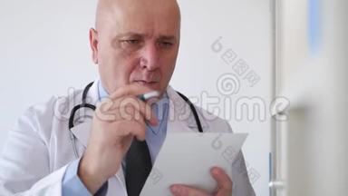 医生在<strong>医院的</strong>工作，做笔记，填写医疗文件