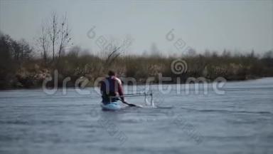 <strong>残疾人运动</strong>员在河上划独木舟的后景。 划艇，划艇，划艇.. 培训。 皮划艇